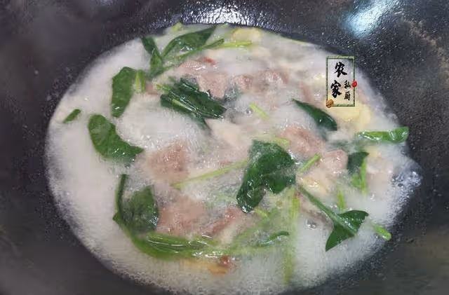秋冬季，女人要多喝這道湯，加點菠菜簡單一煮特別鮮，營養又補血