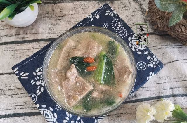 秋冬季，女人要多喝這道湯，加點菠菜簡單一煮特別鮮，營養又補血