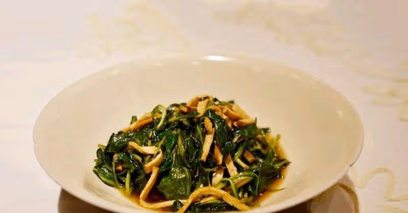 馬蘭頭炒香乾、魚子醬脆皮鬆板肉、鹹蛋黃酥米野菜卷