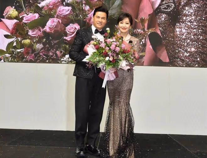 歷屆港姐盛裝出席晚宴!胡杏兒戴75萬金表,趙雅芝給呂良偉獻花
