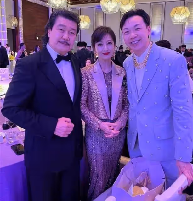 歷屆港姐盛裝出席晚宴!胡杏兒戴75萬金表,趙雅芝給呂良偉獻花