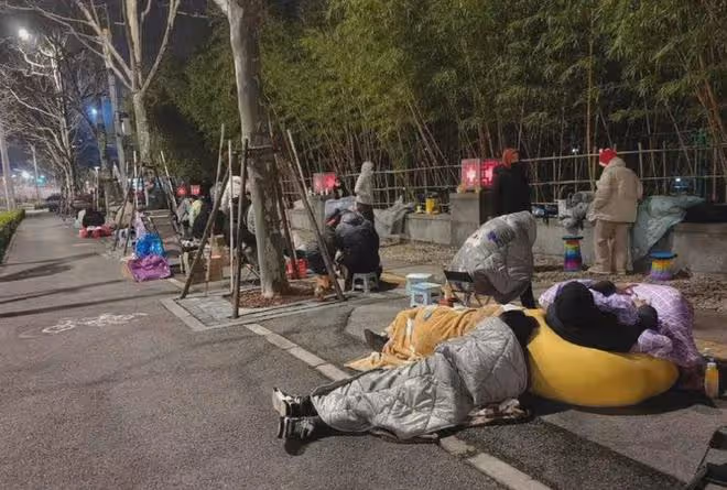 微博之夜粉絲應援惹爭議,為提前占位睡路邊,網友直呼太離譜