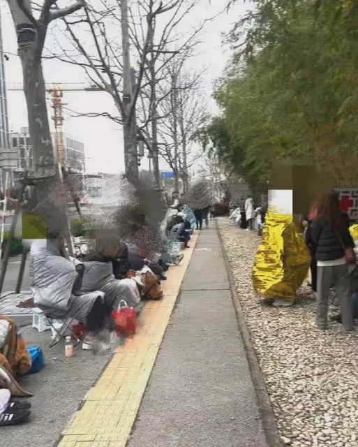 微博之夜粉絲應援惹爭議,為提前占位睡路邊,網友直呼太離譜
