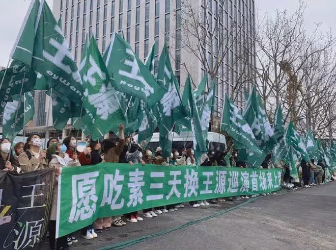 微博之夜粉絲應援惹爭議,為提前占位睡路邊,網友直呼太離譜