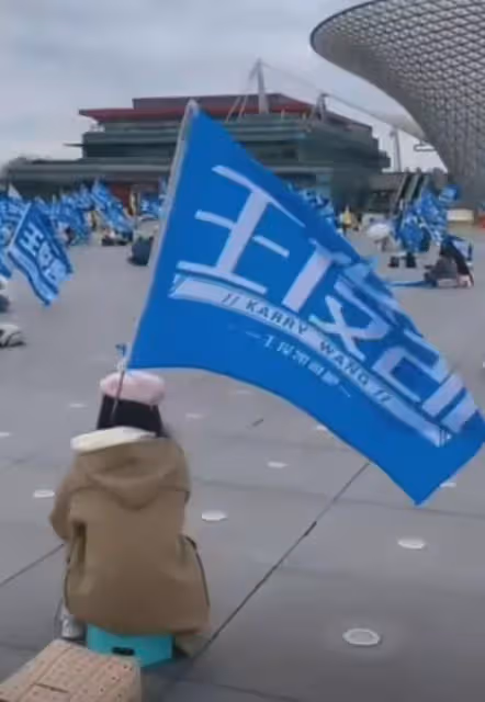 微博之夜粉絲應援惹爭議,為提前占位睡路邊,網友直呼太離譜