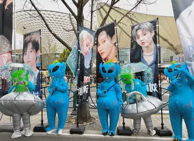 微博之夜粉絲應援惹爭議,為提前占位睡路邊,網友直呼太離譜
