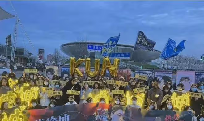 微博之夜粉絲應援惹爭議,為提前占位睡路邊,網友直呼太離譜
