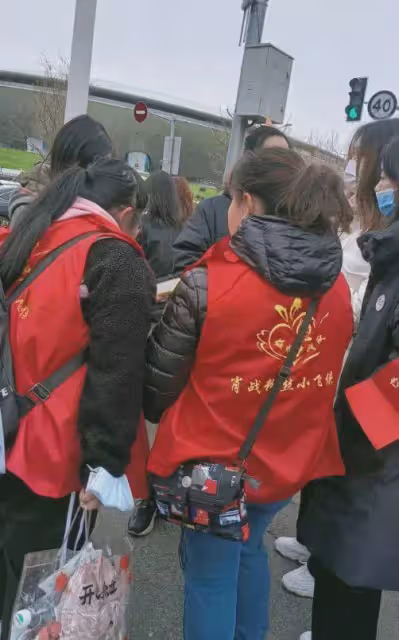 微博之夜粉絲應援惹爭議,為提前占位睡路邊,網友直呼太離譜