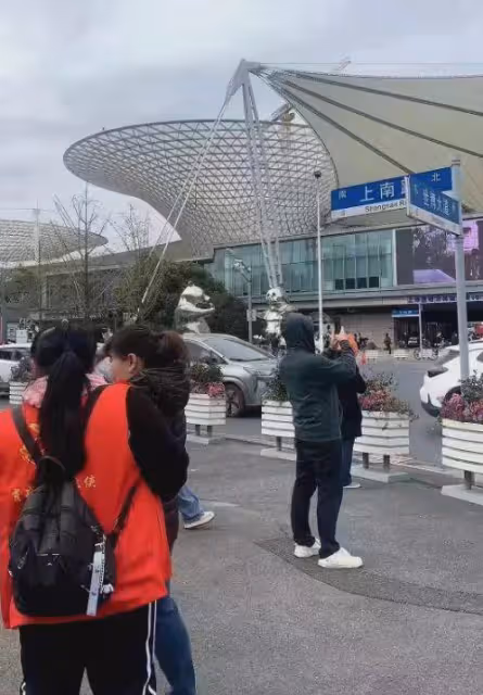 微博之夜粉絲應援惹爭議,為提前占位睡路邊,網友直呼太離譜