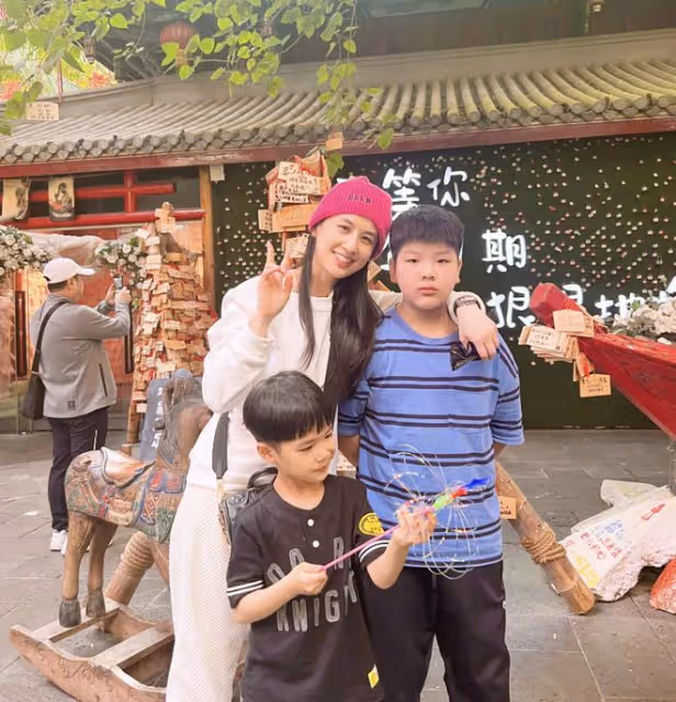 黃聖依曬與兩個兒子出遊照，評論區淪陷，被指偏心就不應該生二胎