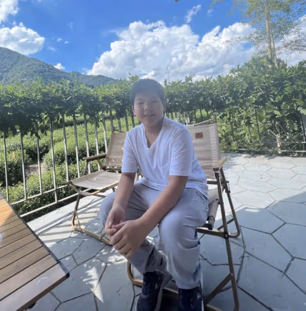 黃聖依曬與兩個兒子出遊照，評論區淪陷，被指偏心就不應該生二胎