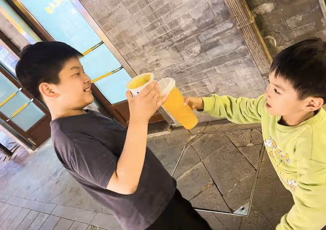 黃聖依曬與兩個兒子出遊照，評論區淪陷，被指偏心就不應該生二胎