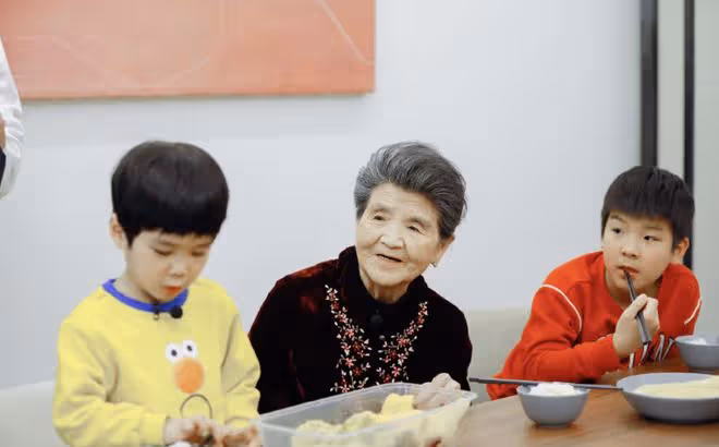 黃聖依曬與兩個兒子出遊照，評論區淪陷，被指偏心就不應該生二胎