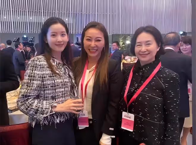 章澤天出席香港名流聚會，與何超瓊同框比美，穿6.5萬外套顯貴氣