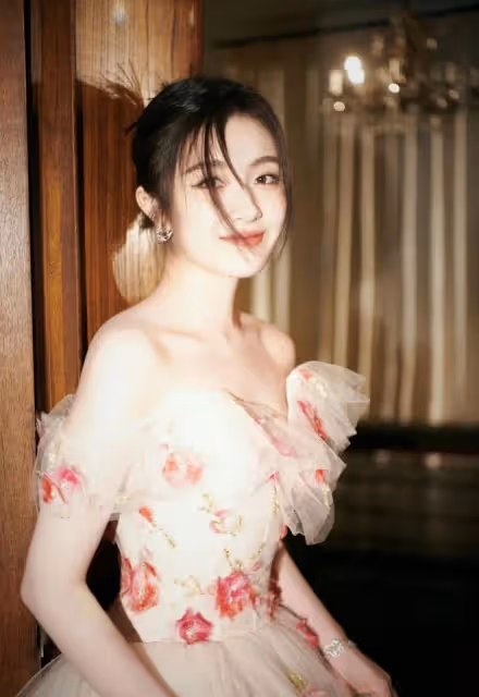 微博之夜女星造型：宋軼田曦薇驚艷，白鹿禮服丑，虞書欣髮型拉垮