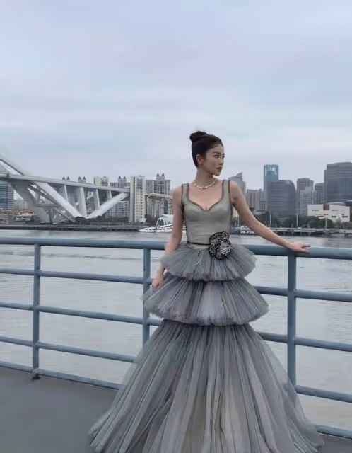 微博之夜女星造型：宋軼田曦薇驚艷，白鹿禮服丑，虞書欣髮型拉垮