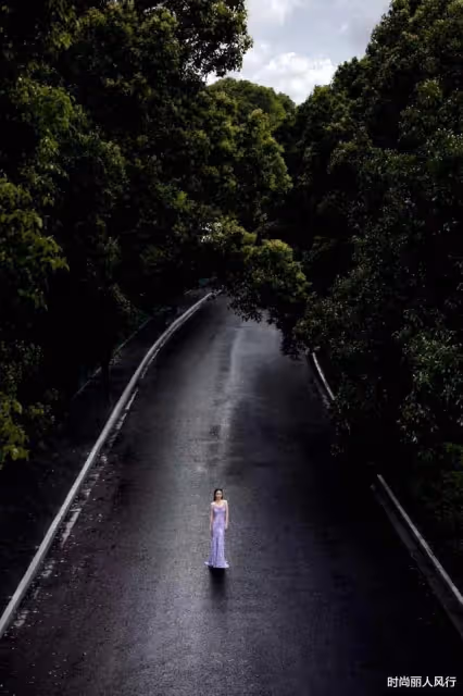 半個娛樂圈齊聚上海！金晨露臍人魚造型封神，比佟麗婭張雨綺還美