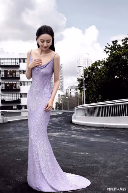半個娛樂圈齊聚上海！金晨露臍人魚造型封神，比佟麗婭張雨綺還美