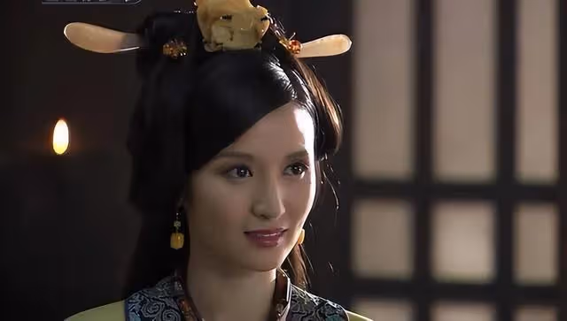 頂著一張「假」臉演戲？這4個整容女星，看到後確實不入戲