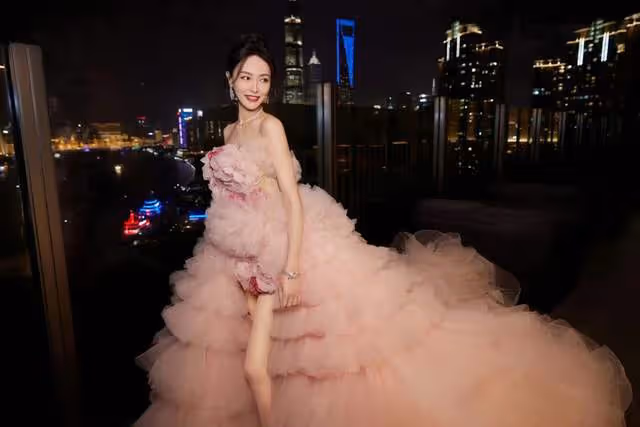 微博之夜槽點多：直播出故障，紅毯被臨時取消，為搶鏡頭互相推搡