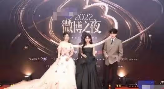 微博之夜槽點多：直播出故障，紅毯被臨時取消，為搶鏡頭互相推搡