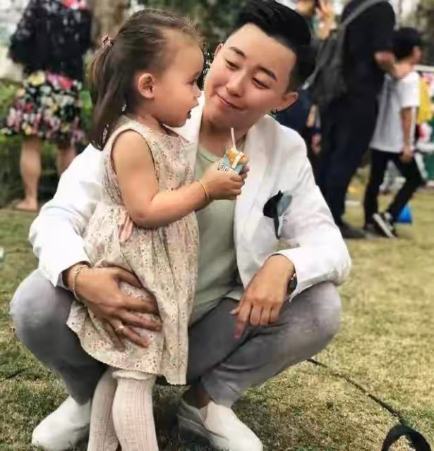 「買精生子」李雪珂：30歲網紅模特買精生下三胞胎，如今現狀如何