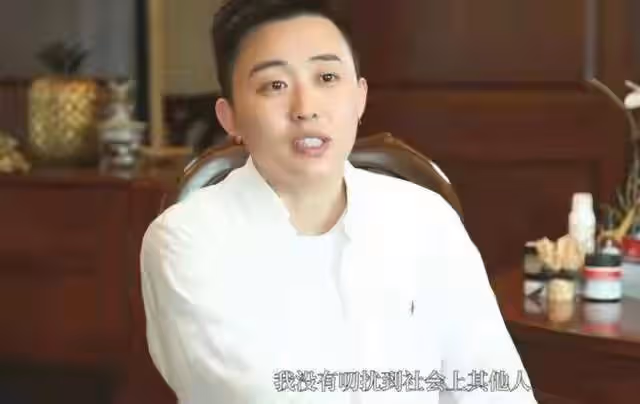 「買精生子」李雪珂：30歲網紅模特買精生下三胞胎，如今現狀如何