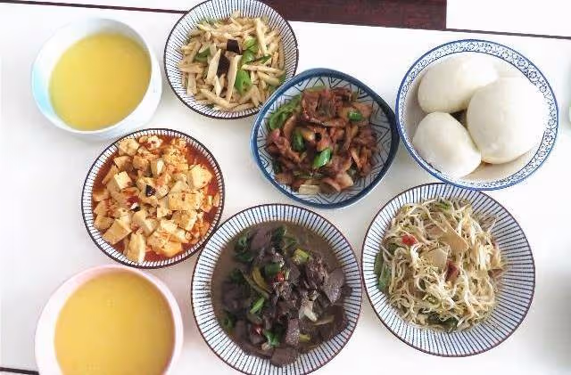 3口之家的4菜1湯午餐,雖是家常菜,卻營養又好吃,女兒夸香!