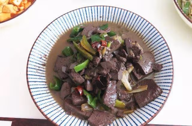 3口之家的4菜1湯午餐,雖是家常菜,卻營養又好吃,女兒夸香!