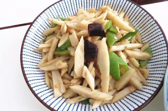 3口之家的4菜1湯午餐,雖是家常菜,卻營養又好吃,女兒夸香!