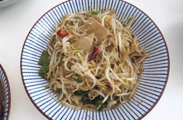3口之家的4菜1湯午餐，雖是家常菜，卻營養又好吃，女兒夸香！