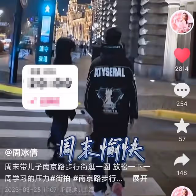周冰倩母子街邊吃豆腐,15歲兒子五官精緻身材高大,帥氣賽明星