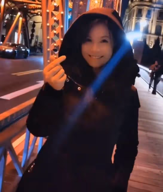 周冰倩母子街邊吃豆腐,15歲兒子五官精緻身材高大,帥氣賽明星