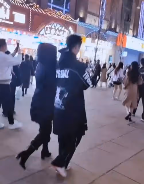 周冰倩母子街邊吃豆腐,15歲兒子五官精緻身材高大,帥氣賽明星