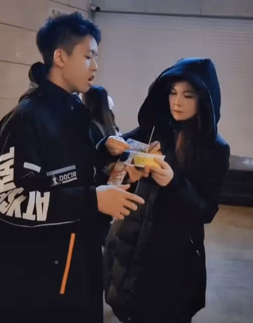 周冰倩母子街邊吃豆腐,15歲兒子五官精緻身材高大,帥氣賽明星