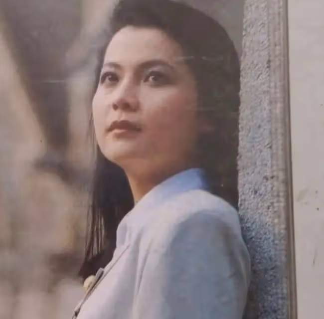 周冰倩母子街邊吃豆腐,15歲兒子五官精緻身材高大,帥氣賽明星