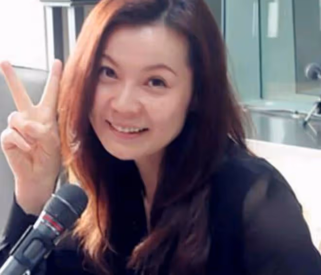 周冰倩母子街邊吃豆腐,15歲兒子五官精緻身材高大,帥氣賽明星