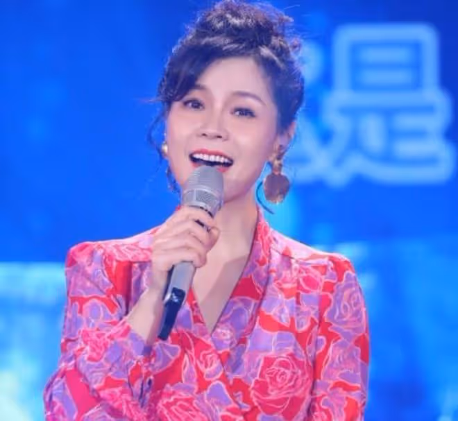 周冰倩母子街邊吃豆腐,15歲兒子五官精緻身材高大,帥氣賽明星