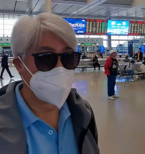 65歲港星現身廣西高鐵站,背書包獨自出行無助理,大讚班次很準時