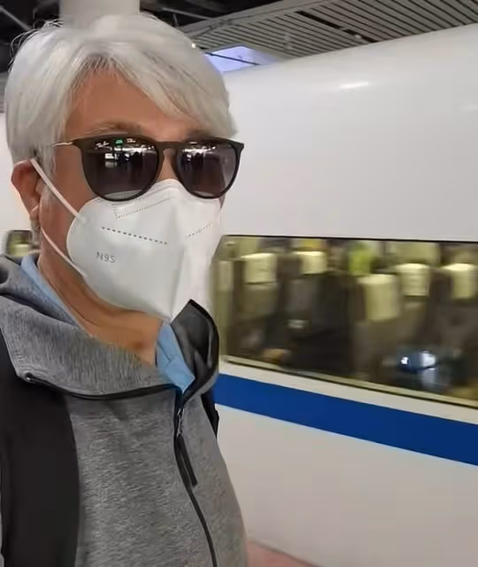 65歲港星現身廣西高鐵站,背書包獨自出行無助理,大讚班次很準時