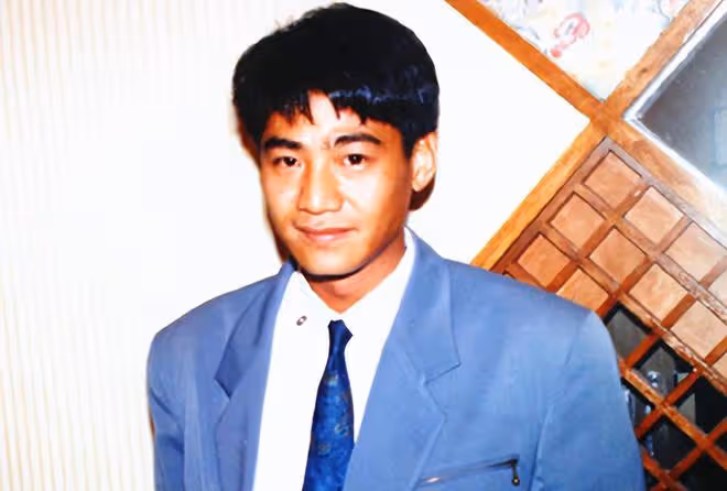 65歲港星現身廣西高鐵站,背書包獨自出行無助理,大讚班次很準時