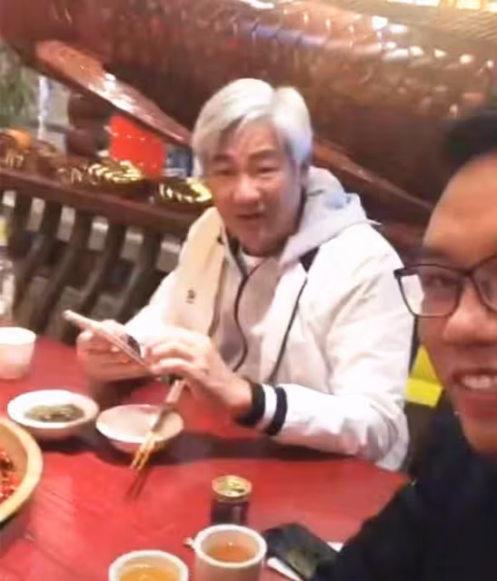 65歲港星現身廣西高鐵站,背書包獨自出行無助理,大讚班次很準時