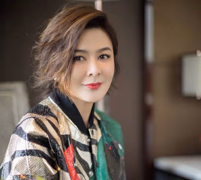 恭喜!香港知名女星被曝迎來新戀情,戀上身材健碩小鮮肉帥哥