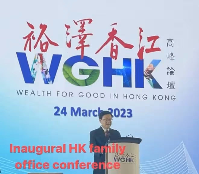劉強東29歲嬌妻章澤天參加名流晚宴,與賭王之女何超瓊同框超自信