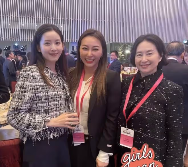 劉強東29歲嬌妻章澤天參加名流晚宴,與賭王之女何超瓊同框超自信