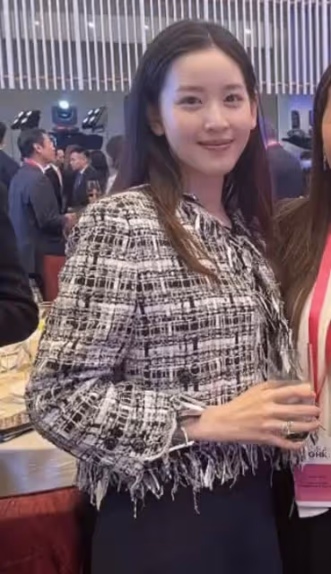 劉強東29歲嬌妻章澤天參加名流晚宴,與賭王之女何超瓊同框超自信