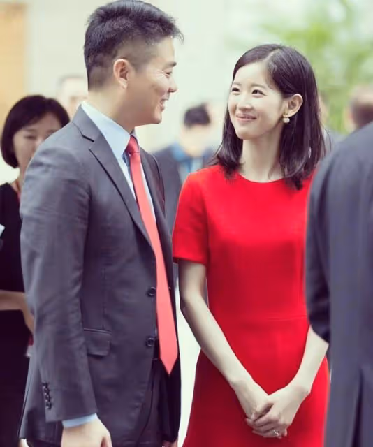劉強東29歲嬌妻章澤天參加名流晚宴,與賭王之女何超瓊同框超自信