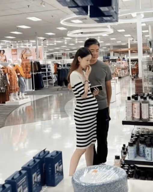 劉強東29歲嬌妻章澤天參加名流晚宴,與賭王之女何超瓊同框超自信