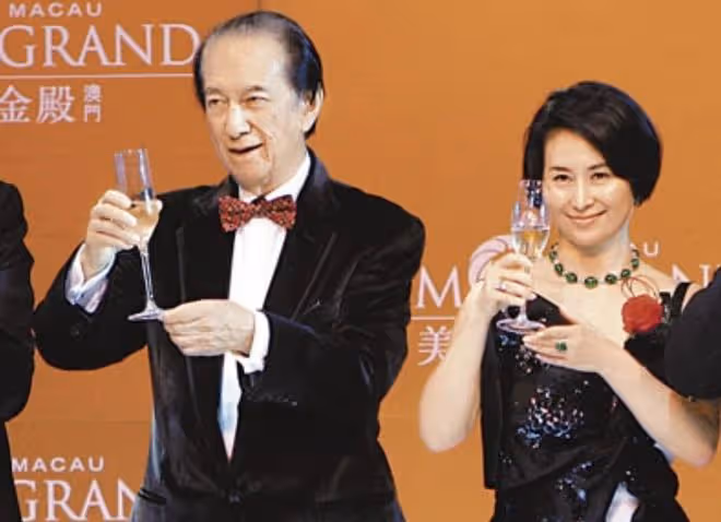 劉強東29歲嬌妻章澤天參加名流晚宴,與賭王之女何超瓊同框超自信