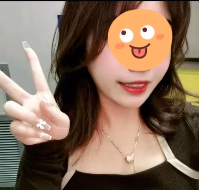 「坑爺」孫女私生活被曝光,和男友酒店約會,在國外炫富疑似移民